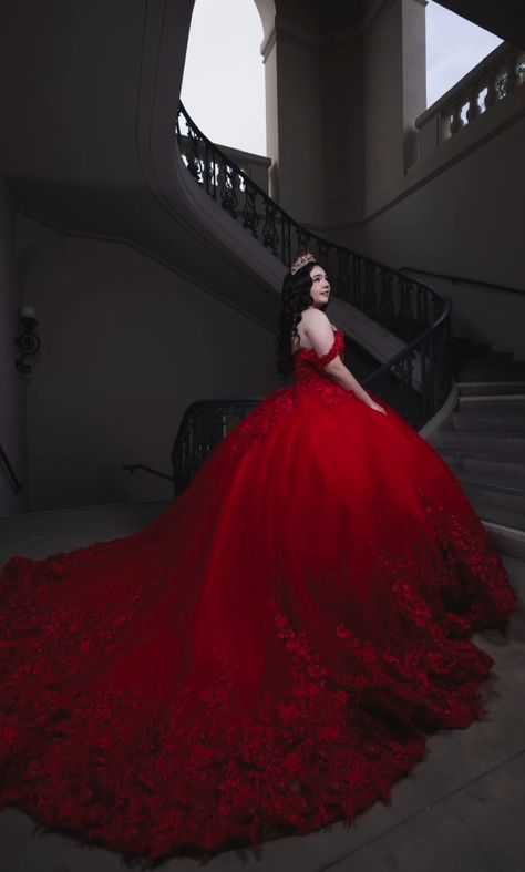 Red Quinceanera Photoshoot, Redquinceanera Dresses, Moda 2000 Quinceanera Dresses Red, Quinceanera Dresses Dark Red, Royal Red Quinceanera Dresses, Quince Red Dresses, Xv Dresses Red, Red Quince Bouquet, Quinceanera Dresses Red And Gold