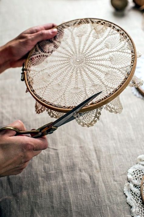 Vintage Doilies Repurposed Ideas, Dreamcatcher Diy, Atrapasueños Diy, Doily Dream Catchers, Lace Dream Catchers, Doily Art, Doilies Crafts, Crochet Wedding, Paper Doilies