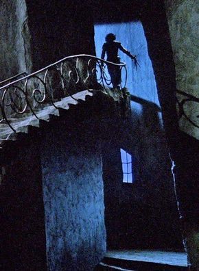 Cool shot from "Edward Scissorhands" -- still one of Tim Burton's best. Edward Scissor, Scissor Hands, جوني ديب, Tim Burton Style, Tim Burton Art, Tim Burton Films, Martin Parr, Tim Burton Movie, Septième Art