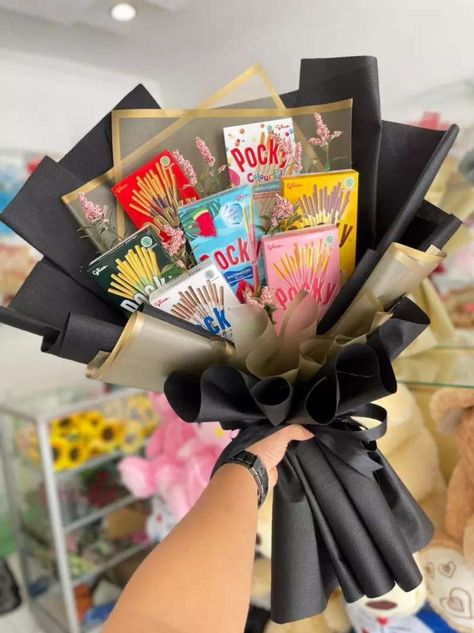 Chocolate Buke Gift, Snack Bucket Gift, Snack Flower Bouquet, Birday Gift Ideas, Bucket Snack Ideas, Bucket Pocky, Bucket Snack Graduation, Bouquet Of Snacks, Pocky Bouquet