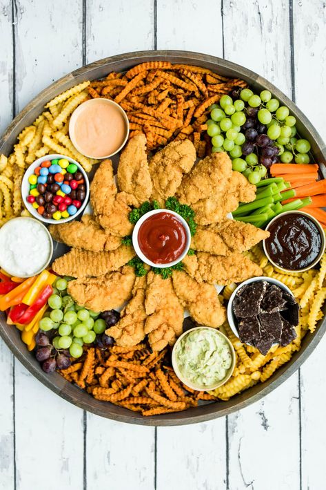 Epic Chicken Strips Board Fruit Kabob, Dinner Board, Food Boards, Fingerfood Party, Charcuterie Inspiration, Charcuterie Platter, Big Board, Party Food Platters, Charcuterie And Cheese Board