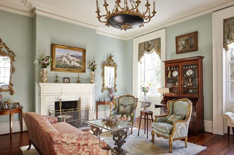 Old French Living Room, 1880s Living Room, Late 1800s Home Interior, English Classic Living Room, English Home Living Room, Soft Victorian Aesthetic Living Room, Victorian Morning Room, French Formal Living Room, 1910s Living Room