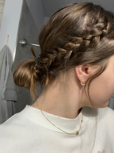 Braid And Claw Clip Hairstyles, Braids For Shorter Hair, Hairstyles For Music Festivals, How To Wear Accessories, Short Pretty Hairstyles, Hair Styles That Cover Ears, Cute Up Dos, Hairstyles That Cover Ears, Trenzas Aesthetic