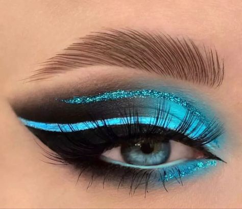 Neon Blue Eyeshadow, Amazing Makeup Looks, Eyeshadow Ideas For Blue Eyes, Light Blue Makeup Looks, Make Up Yeux, Eyeshadow Art, Crazy Eye Makeup, Blue Eyeshadow Makeup, Eye Makeup Images