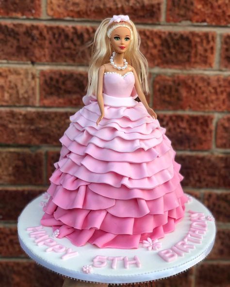 Laura's Cakes & Cupcakes on Instagram: “My first Barbie Cake ! 👸🏼👗 #barbie #homemade #baker #cake #cakes #baking #barbiecake #cakedecorating #cakedesign #cakeideas #cakesforkids…” Barbie Birthday Party Dress, Barbie Birthday Cake With Doll, Barbie Cake Birthday Princesses, Barbie Round Cake, Barbie Skirt Cake, Barbie Dress Birthday Cake, Diy Barbie Cake Easy, Barbie Cake With Doll, Barbie Car Cake