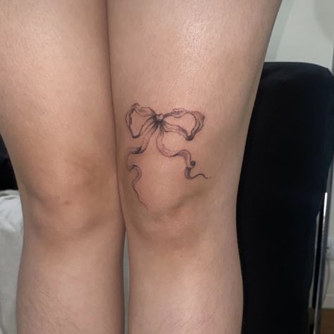 Ribbon Leg Tattoo, Bow Above Knee Tattoo, Bow Tattoo On Thigh, Knee Bow Tattoo, Bow Knee Tattoo, Cute Knee Tattoo, Kneecap Tattoo Women, Back Of Knee Tattoo, Bow Tattoo Thigh