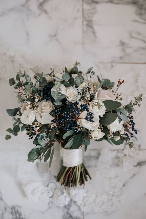 Winter Wedding Flowers Bouquets, Bridal Bouquet Ideas, Christmas Wedding Flowers, Winter Bridal Bouquets, Wedding Flower Ideas, Wedding Guest Outfit Winter, Winter Wedding Outfits, Flowers Bride, Gray Photography