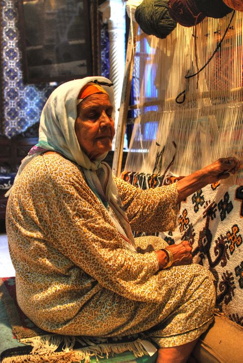 https://flic.kr/p/6V9eM6 | Donna a Kairouan Weaving Tools, Rug Weaving, Master Piece, Natural Area Rugs, Weaving Textiles, Rugs Handmade, Woman Weaving, Weaving Projects, Old Woman