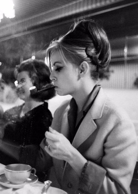 33 Badass Photos of Smoking Ladies From the 1960s ~ vintage everyday Cigars, Vintage Photos, De Stijl, Vintage Pipes, Pipes And Cigars, Pipe Dream, Photos Of Women, A Woman, Second Hand