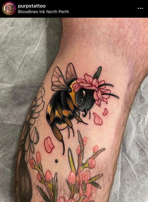 Neotraditional Color Tattoo, Neo Traditional Lily Tattoo, Neo Trad Bee Tattoo, Neotraditional Half Sleeve, Neotraditional Bee Tattoo, Pretty Color Tattoos, Animal And Flower Tattoo, Neo Traditional Bee Tattoo, Small Neo Traditional Tattoo