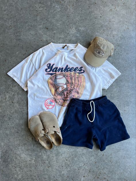 Mens Retro Summer Outfits, Vintage Tshirt Men Outfit, Vintage Sports Outfit, Vintage Sport Outfit, Mens Clothing Styles Shorts, Men’s Graphic Tee Outfit, Sports Graphic Tees, Men’s Vintage Outfits, Men Shorts Outfit Summer Mens Fashion