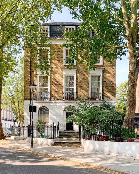 A Lady in London on Instagram. This house in Islington, London is beautiful. Islington is one of the best places in London to live. #islington #london #house Beautiful Neighborhoods, Best Places In London, London Walking Tours, London Neighborhoods, Islington London, London Buildings, London Houses, London Townhouse, Walks In London