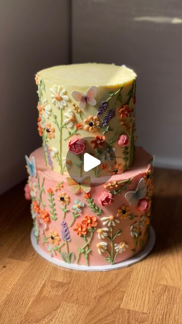 How To Pipe Wildflowers On Cake, Easy Floral Cake Decorating, Wildflower Cake Ideas, Wild Flower Cake, Wildflower Cakes, Floral Birthday Cakes, Fairy Garden Birthday Cake, Whimsical Birthday Cake, Garden Birthday Cake