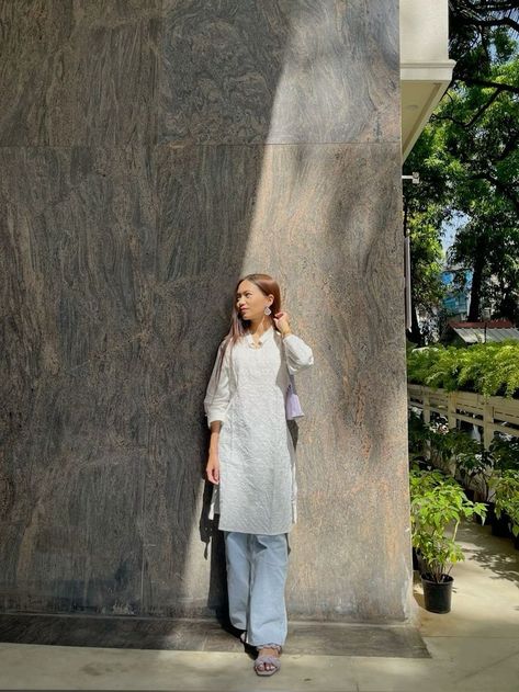 Kurta With Flared Jeans, White Kurta With Jeans Aesthetic, Kurta Styling With Jeans, White Kurta Outfits Women With Jeans, Poses In White Kurti, Loose Jeans With Kurti, How To Style White Kurti, Kurti And Jeans Outfit Ideas, White Short Kurti With Jeans