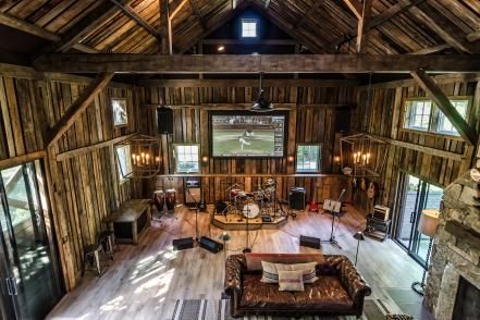 This renovated barn from Kelly Mittleman is the perfect spot for a band to play without disturbing anyone around. It features a stage for the band, guest sleeping area, and a well-stocked wet bar. And professional soundproofing keeps the neighbors happy. Rustic Renovations, Home Music Rooms, Studio Music, Recording Studio Design, Music Studio Room, Barn Renovation, Converted Barn, Deco Studio, Home Recording Studio