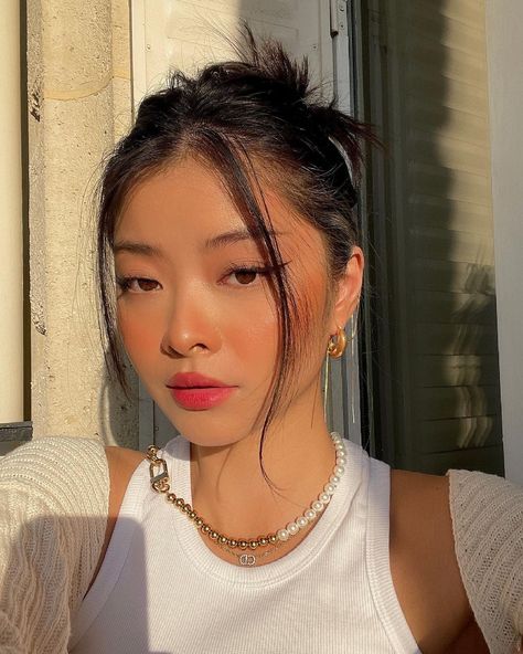 CAROLINE HU on Instagram: “New YouTube video is out! @mavenbeauty Check out how I created this summer sun-kissed makeup look ✨🤍 Mavenbeautypartner ad” Sun Kiss Makeup, Sun Kiss Makeup Look, Caroline Hu, Gold Eyeliner, Sunkissed Makeup, Makeup 101, Bangs With Medium Hair, Soft Makeup, Glowy Makeup