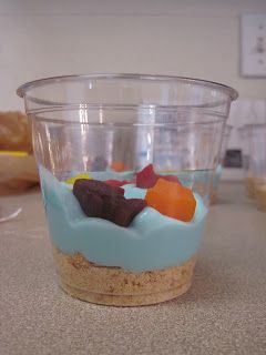 Play Group Craft and Snack: Under the Sea! What you need: Clear cups Nilla Wafers (crushed) Blue yogurts (or plain w/food coloring) Gummy Fish Ocean Snacks, Ocean Preschool, Preschool Cooking, Under The Sea Crafts, Scratch Book, Rock Border, Group Crafts, Preschool Snacks, Sea Crafts