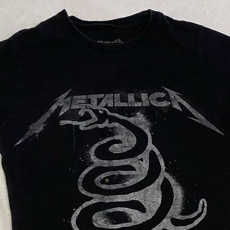 ♡ ♡ ♡ brii ♡ ♡ ♡ on Instagram: "🐍Metallica black t shirt🐍 size s/m $8.88" Metallica Shirt Aesthetic, Metallica Clothes, Metallica Shirts, Metallica Black, Metallica Shirt, Oc Outfits, Metal Clothing, Black T Shirt, Christmas List