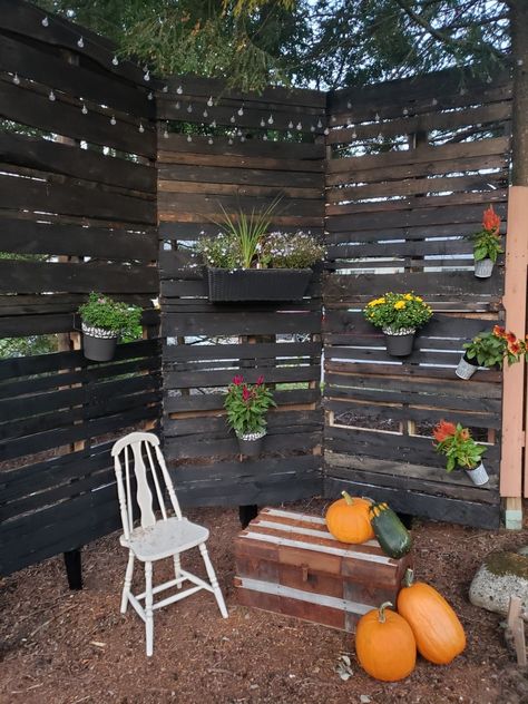 Pallet DIY, #GetitDONewithBragDON #funhome Patio Pallet Wall, Diy Pallet Wall Outdoor, Privacy Fence Out Of Pallets, Pallet Wood Privacy Fence, Pallet Privacy Wall Patio, Wood Pallet Privacy Wall, Privacy Fence With Pallets, Pallet Wall Ideas Outdoor, Pallet Privacy Wall Backyard