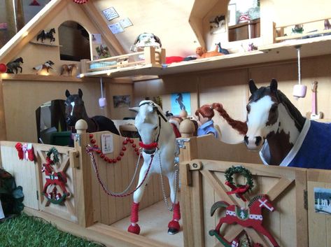 Horse Barn Decor, Schleich Horses Stable, Toy Horse Stable, Horse Themed Bedrooms, Horse Tack Diy, Diy Horse Barn, Schleich Horses, Horse Barn Ideas Stables, Barbie Horse