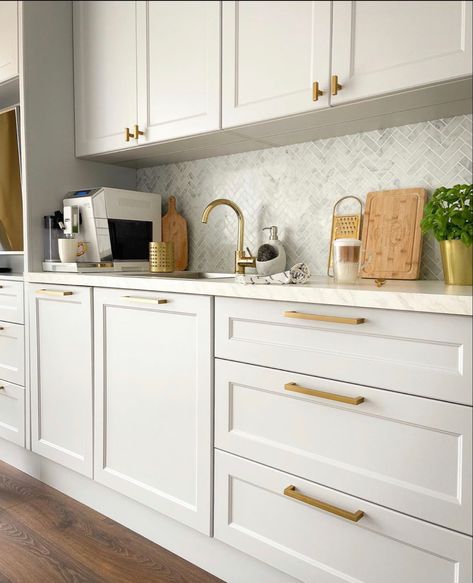 Neutral Kitchen Gold Hardware, White Kitchen Cabinet Gold Hardware, Kitchen Brushed Gold Hardware, Cream Kitchen Gold Hardware, Cream Kitchen Brass Handles, Kitchen Ideas With Gold Fixtures, Cream Kitchen Gold Handles, Cream Gold Kitchen, White Kitchen With Gold Handles