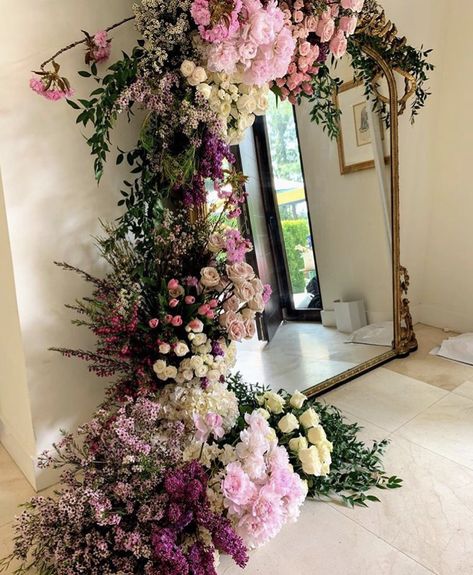 Cascading floral around mirror Flower Wall Around Mirror, Mirror Backdrop Ideas, Backdrop With Mirror, Flower Wall With Mirror, Flowers And Mirror Centerpiece, Mirror Floral Decor, Flowers Around Mirror, Wedding Mirror With Flowers, Cascading Floral Arrangements