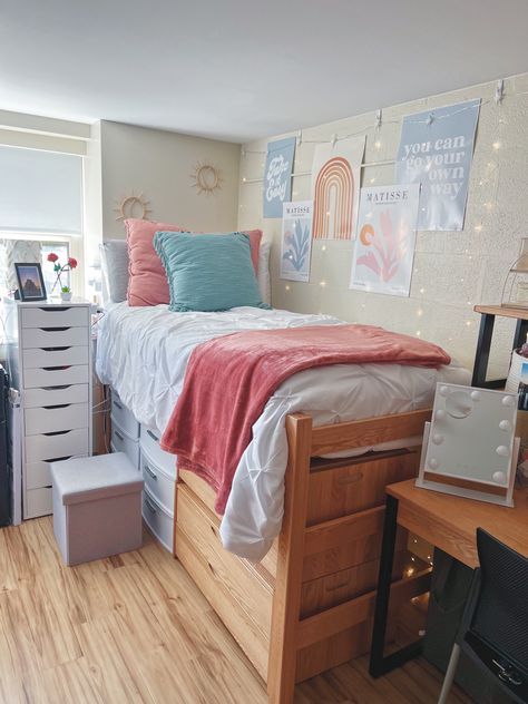 Penn State College Dorm, Blue Bedroom Pink Accents, Cute Dorm Rooms Boho, Blue Pink Dorm Room, Dorm Room Ideas Grey And Pink, Utampa Dorm Room, Dorm Inspiration Boho, Dorm Decor Inspiration, Pink And Blue Dorm Room Aesthetic