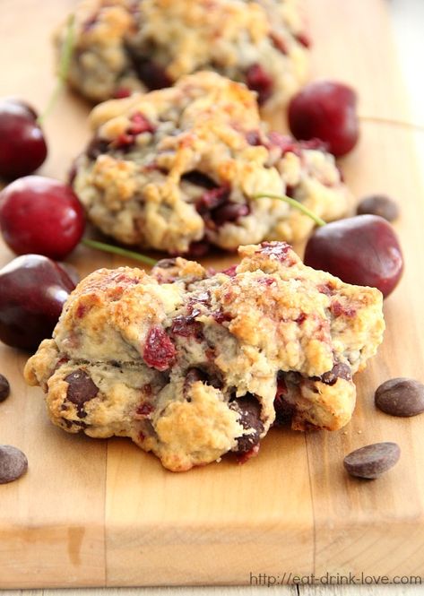 Breakfast Scones, Cherry Scones, Baking Scones, Chocolate Scones, Scones Recipe Easy, Homemade Scones, Cherry Chocolate, Biscuit Rolls, Food Time