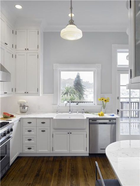 white cabinets kitchen grey walls | Bright kitchen----- white cabinets, gray walls, love that sink. Kitchen Cabinets Grey And White, Light Grey Kitchen Cabinets, Grey Kitchen Walls, Grey Blue Kitchen, Kitchen Grey, Light Grey Kitchens, Bungalow Kitchen, Серая Кухня, Gray And White Kitchen