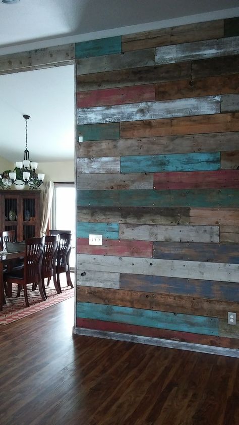 Painted Pallet Wood Wall, Painted Wood Paneled Walls, Diy Pallet Wall Ideas, Top Of Wall Decor, Wood Walls Painted, Painted Pallet Wall, Reclaimed Wood Accent Wall, Wood Plank Walls, Barnwood Wall