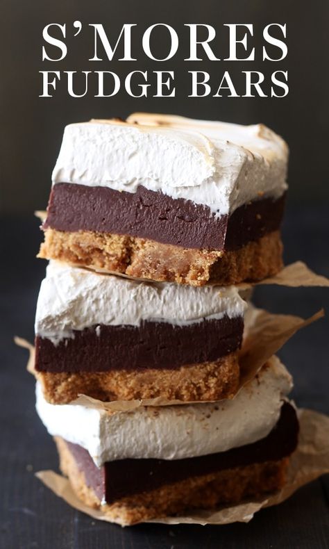 S'mores Fudge Bars have a thick layer of buttery graham cracker crust, fudgy chocolate filling, and a homemade toasted marshmallow topping. Perfect easy summer dessert recipe! #smoresbar #smoresdessert #fudgebar #fudge #chocolate Chocolate Soda, Marshmallow Topping, Easy Summer Dessert Recipes, Sommer Mad, Smores Dessert, Fudge Chocolate, Biscuits Graham, Fudge Bars, Chocolate Candies