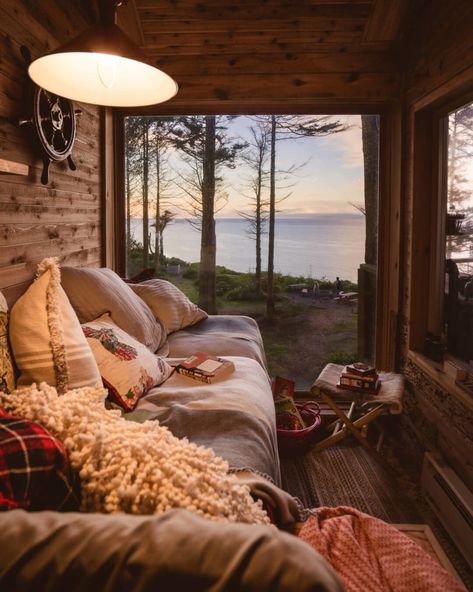 Cabin Aesthetic, Cabin Living, Tiny House Cabin, Cabins And Cottages, Cabin Life, Cozy Place, Cozy Cabin, Cabin Homes, Cabins In The Woods