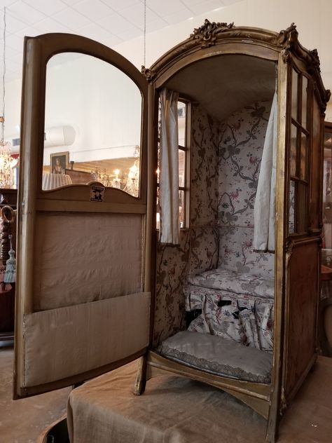 19th Century Italian Sedan Chair | Chairish 1700s Furniture, Antique Elevator, 1920 Home, Sedan Chair, Dark Academia Home, 1920s Decor, Wood Working Ideas, 18th Century House, French Ideas