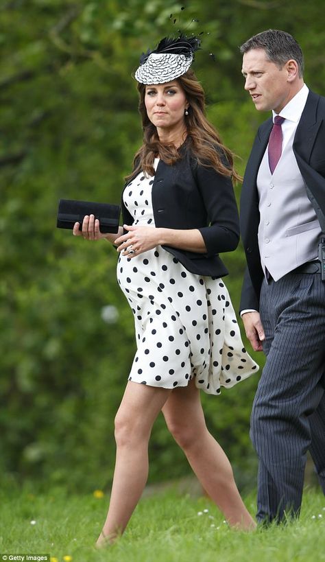 The Duchess of Cambridge, 35, pictured heavily pregnant with Prince George in May 2013, revealed that she was banned from the Wimbledon final when she was pregnant Maternity Outfits, Kate Middleton Maternity Style, Celebrity Maternity, Duchesse Kate, Celebrity Maternity Style, Prins William, Princesa Kate Middleton, Pregnant Celebrities, Pregnancy Looks