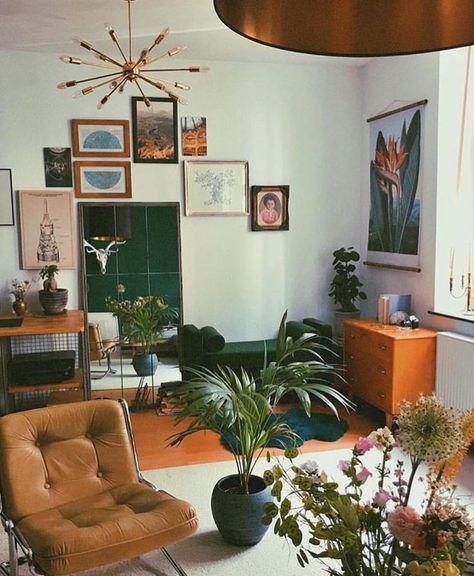 Mid Century Living Room Decor, Lots Of Plants, 70s Interior, Interior Design Per La Casa, Boho Styl, Mid Century Living, Mid Century Living Room, Mid Century Modern Living, Mid Century Modern Living Room