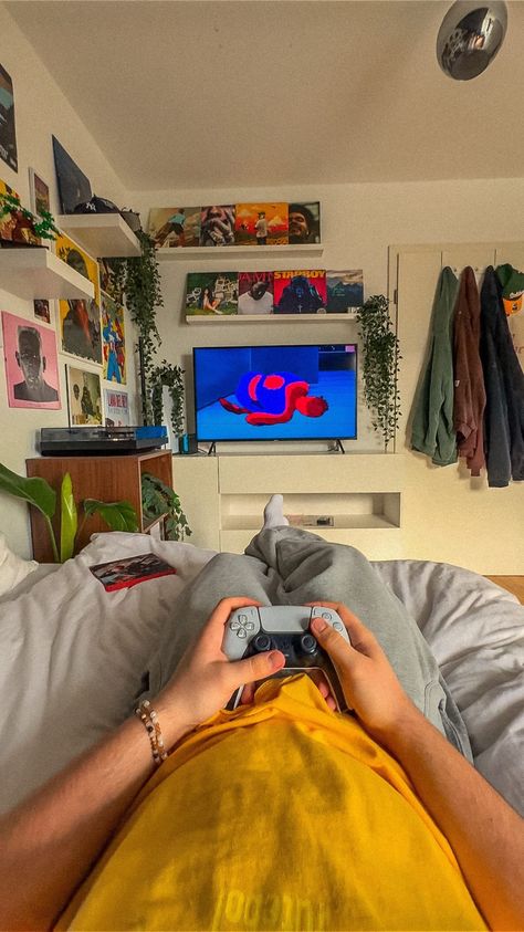 Leon Kilian (@leonnklr) • Instagram photos and videos Bedroom Layouts For Small Rooms, Diy Room Decor For Teens, Future Apartment Decor, Room Redesign, Unique House Design, Gaming Room Setup, Minimalist Room, Diy Travel, Apartment Decor Inspiration