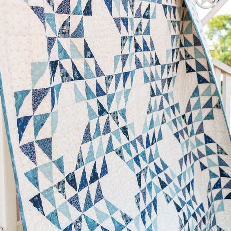 Classic and Vintage Series: Ocean Waves - The Jolly Jabber Quilting Blog Waves Quilt Pattern, Quilt Kits For Sale, Waves Quilt, Ocean Waves Quilt, Ocean Quilt, Half Square Triangle Quilts, Roll Paper, Paper Making, Triangle Quilt