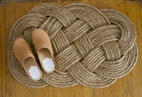 This nautical-looking woven rope doormat is perfect for a beach house. Diy Rope Design, Rope Mat, Pola Macrame, Rope Rug, Rope Projects, Rope Diy, Rope Decor, Reading Diy, Rope Crafts Diy