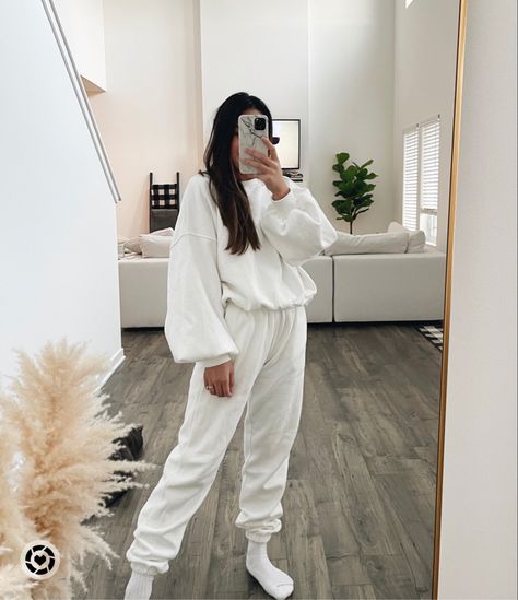 White Jogger Sweatsuit Worn & Curated By ByMollyLove All White Sweatpants Outfit, White Joggers Outfit Women, White Sweatsuit Outfits Women, All White Casual Outfits For Women, White Casual Outfits For Women, All White Fall Outfit, All White Outfit Casual, White Joggers Outfit, Bride Sweatsuit