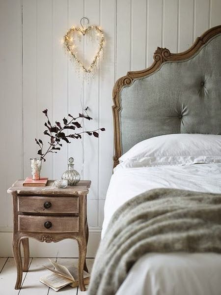 Escoger la mesita de noche perfecta Dream Bedrooms, Interior Vintage, Wooden Bedside Table, Bedroom Bliss, Diy Headboard, Parisian Apartment, Headboard Designs, Style Deco, Dreamy Bedrooms