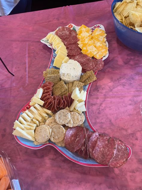 Cowgirl Party Appetizers, Cowboy Party Food Western Theme, Western Party Snack Ideas, Cowgirl Theme Party Food, Rodeo Charcuterie Board, Pioneer Woman Party, Country Theme Party Food, Cowboy Theme Party For Adults Food, Cowboy Theme Charcuterie Board