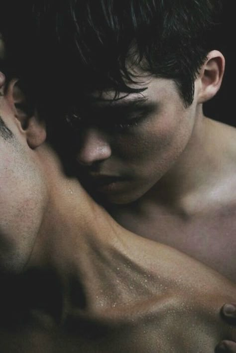 Vampire Eyes, Male Vampire, Vampire Bites, Vampire Stories, Vampire Aesthetic, Mm Romance, Vampire Boy, Gay Aesthetic, Gay Love