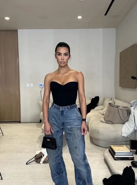 Cargo Night Outfit, Kim Kardashian Jeans Outfit, Kim Kardashian Summer Outfits, Kim Kardashian Jeans, Kim Kardashian Style Casual, Kardashian Style Casual, Kardashian Casual Outfit, Turban Styles, Summer Night Outfit