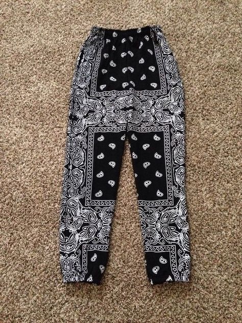 Bandana Pants Outfit, Bandana Pants, Diy Bandana, Bandana Fashion, Bleach Shirt Diy, Printed Pants Outfits, Handmade Pants, Women Cargo Pants, Fits Aesthetic