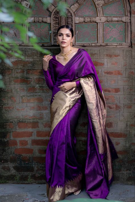 Christmas Saree Look, Mulberry Silk Saree, Satin Saree Blouse Designs Latest, Velvet Blouse Patterns Saree, Dark Purple Saree, Shriya Pilgaonkar, Jewellery Styling, Saree Styling, Purple Lehenga