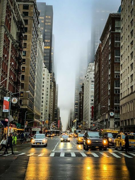 Noncopyrighted Images, Spider Sonas, Rainy Day In Nyc, Rainy Day Photos, Day In Nyc, Perspective Photography, Camera Composition, Composition Photoshop, Manhattan Project