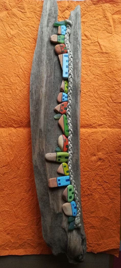 Driftwood Sea Glass Art, Small Tree Craft Ideas, Sea Stones Crafts, Beach Art Projects, Garden Pebbles, Stone Pictures Pebble Art, Wood Art Diy, Driftwood Art Diy, Pebble Art Family