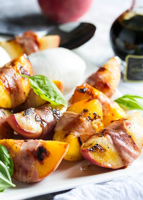 Grilled Peaches With Burrata, Prosciutto Appetizer, Hamburger And Potatoes, Grilling Menu, Fig Recipes, Fruity Recipes, Grilled Peaches, Grilled Veggies, Summer Grilling