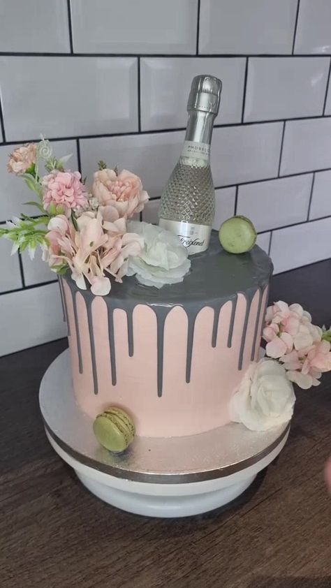 Chloes Cakes 💖(@chloescakesxo) on TikTok: Prosecco 🥂 #foryoupage #proseccocake #prosecco #cake #cakevideo #cakedecoration #birthdaycake Prosecco Birthday Cake, Prosecco Cake Design, Cocktail Birthday Cake, Prosecco Cake, 50th Birthday Cake Toppers, Blue Birthday Cakes, Bottle Cake, 50th Cake, 21st Birthday Cakes