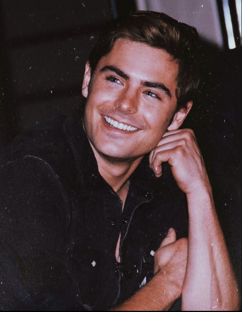 i honestly, with all my heart,admire this man so much. he is so sweet, friendly, genuine, loving, caring, smart, honest. i am very lucky to know him 💜✨💜 zac efron 💙 Handsome Famous Men, Zac Efron Wallpaper Aesthetic, Zac Efron Hsm, Zac Efron Aesthetic, Zac Efron 17 Again, Zac Efron Wallpaper, Zac Efron High School, Gabriela Montez, Zac Efron Pictures